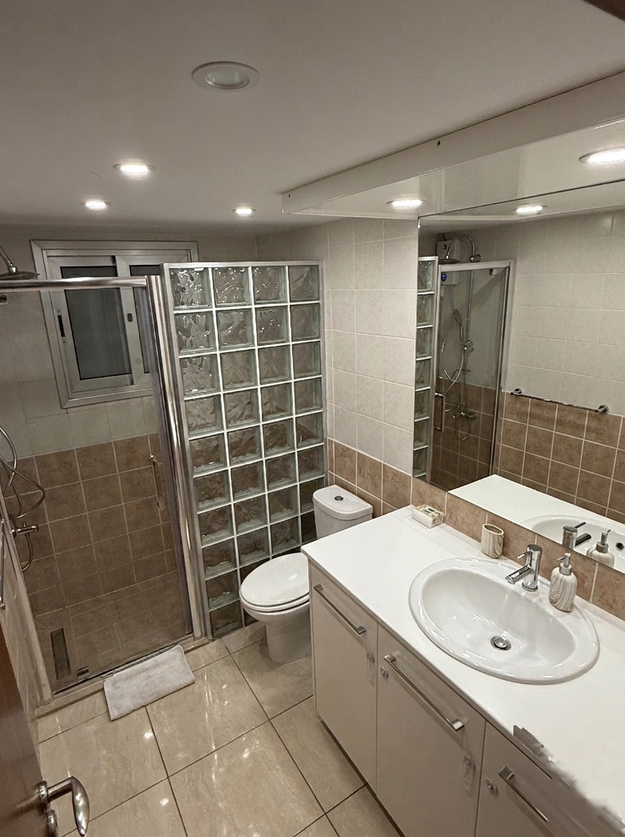 Geräumiges Badezimmer mit Glasdusche und Doppelwaschbecken – Lux Apartment