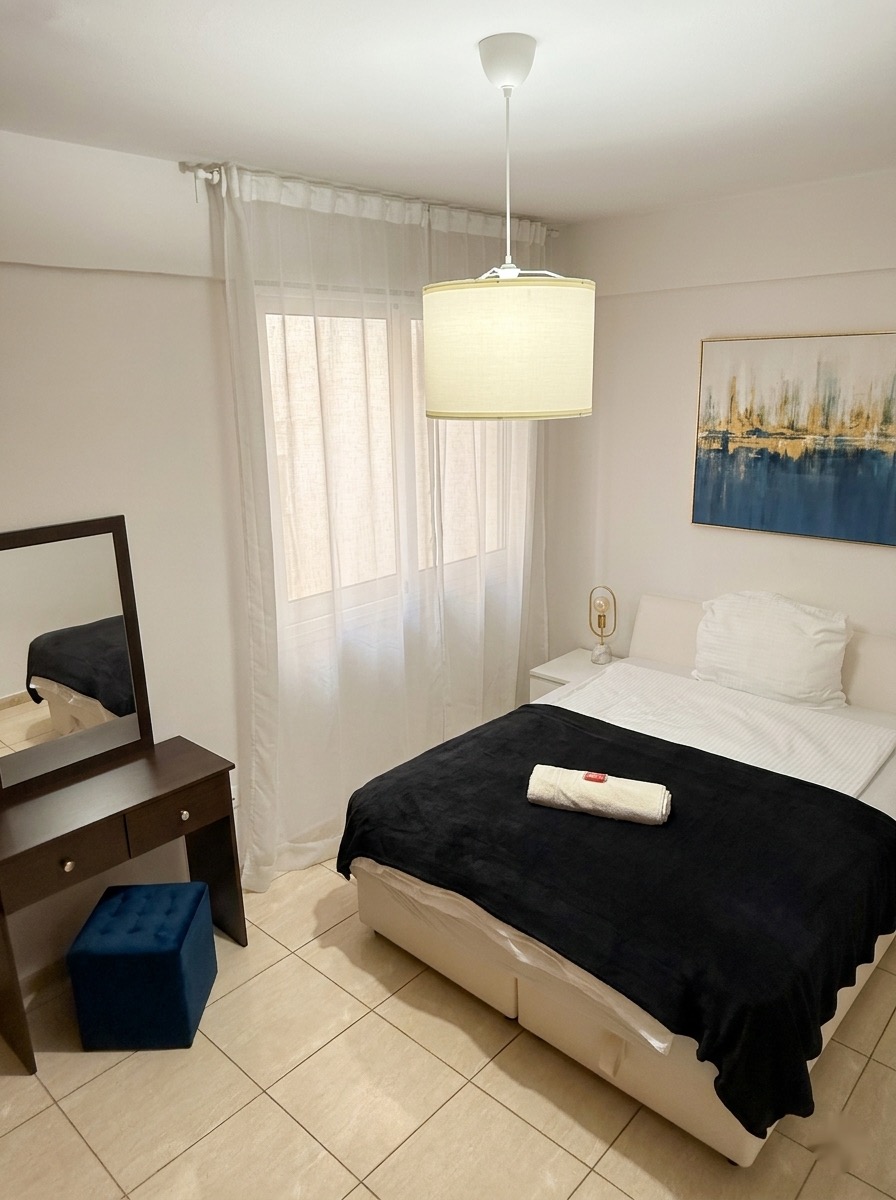 Schlafzimmer mit Doppelbett und Schminktisch – Lux Apartment