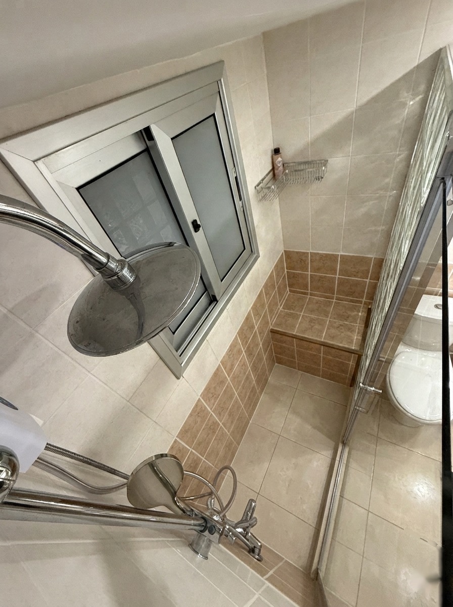 Dusche mit Fenster und Tageslicht – Lux Apartment