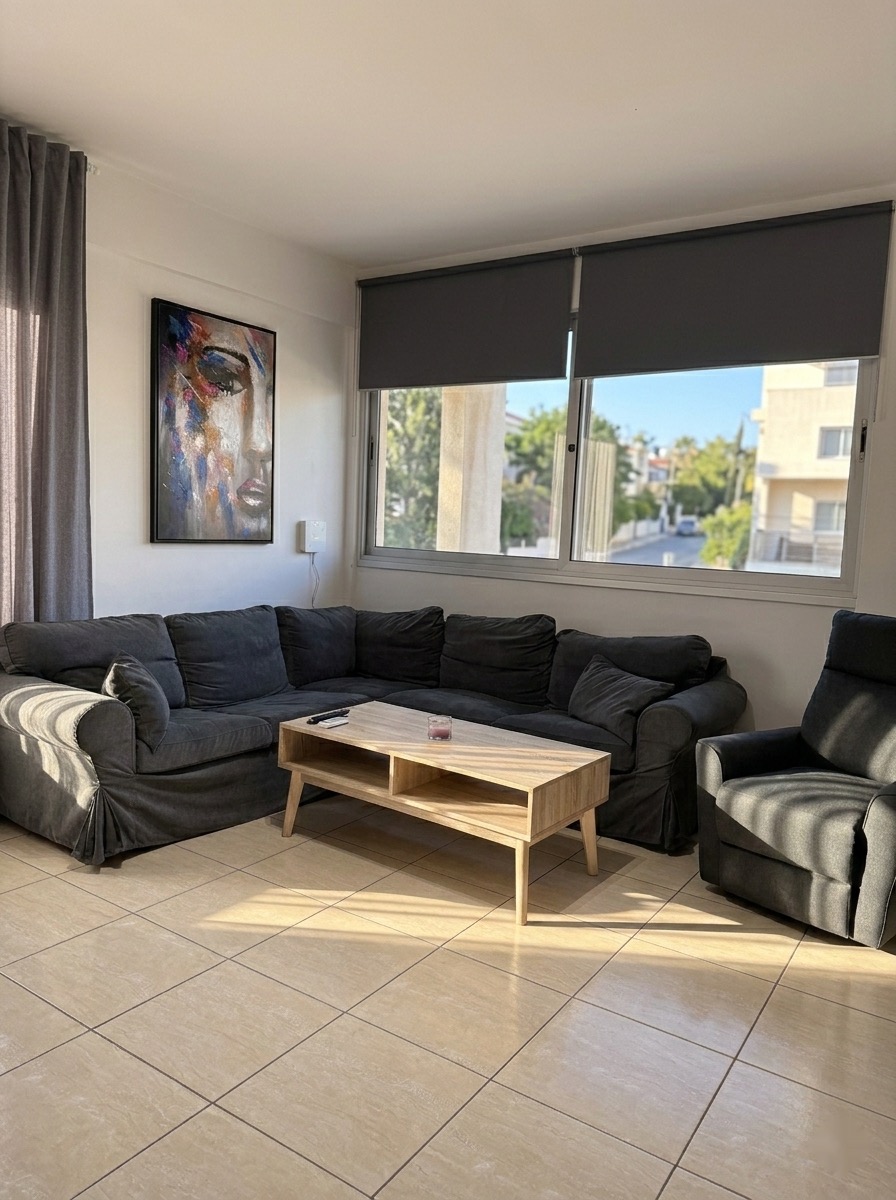 Wohnzimmer mit Ecksofa und Sessel – Lux Apartment Beachside Larnaka