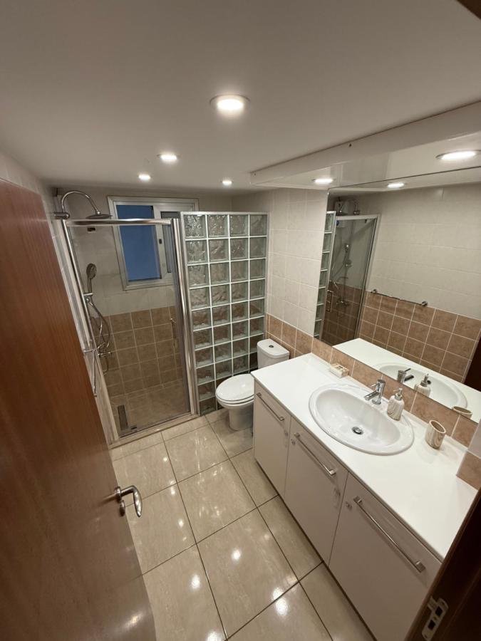 Badezimmer mit Dusche – Lux Apartment