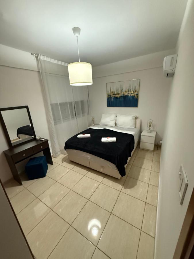 Schlafzimmer mit Doppelbett – Lux Apartment