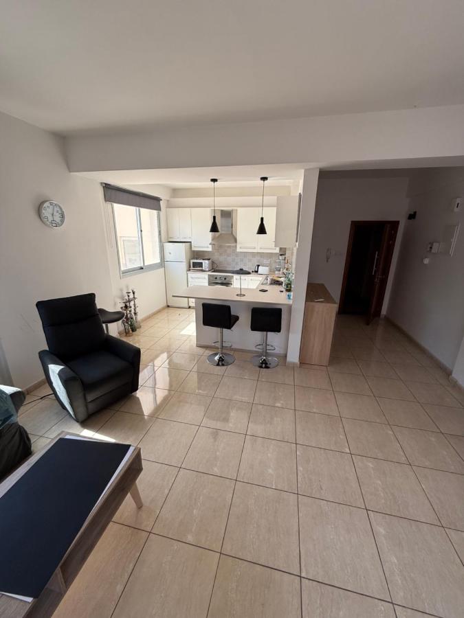 Wohnzimmer mit offener Küche – Lux Apartment