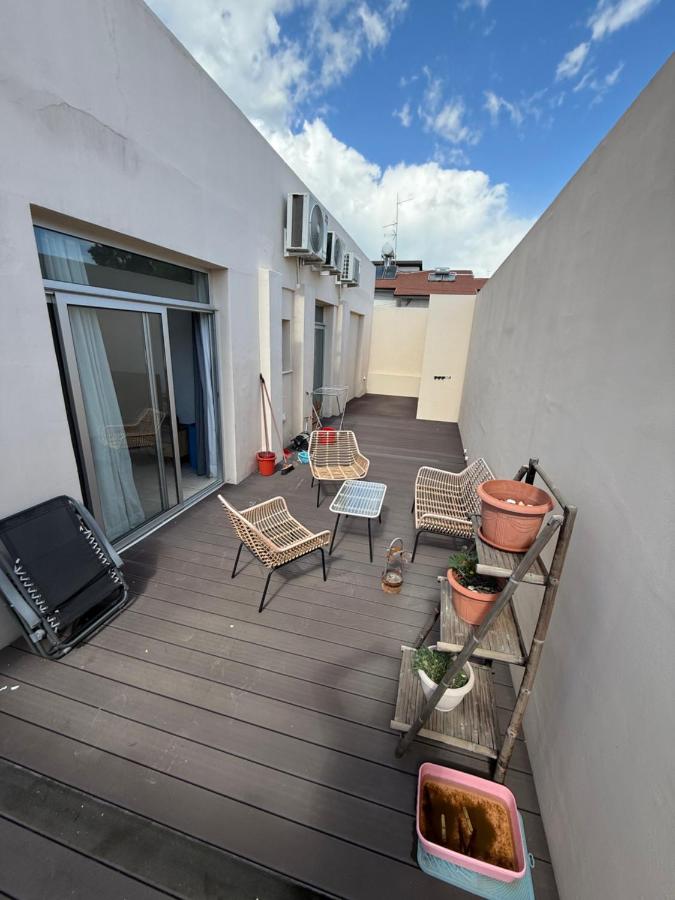 Balkon mit Rattanstühlen – Lux Apartment