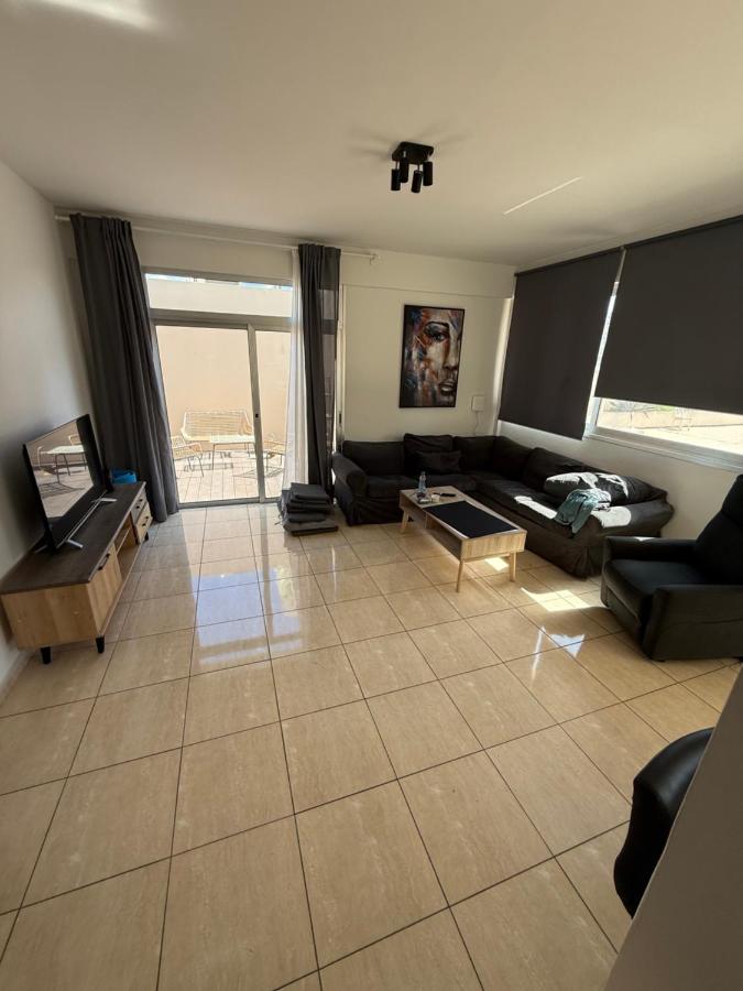 Wohnzimmer mit Sofa und Tisch – Lux Apartment Beachside